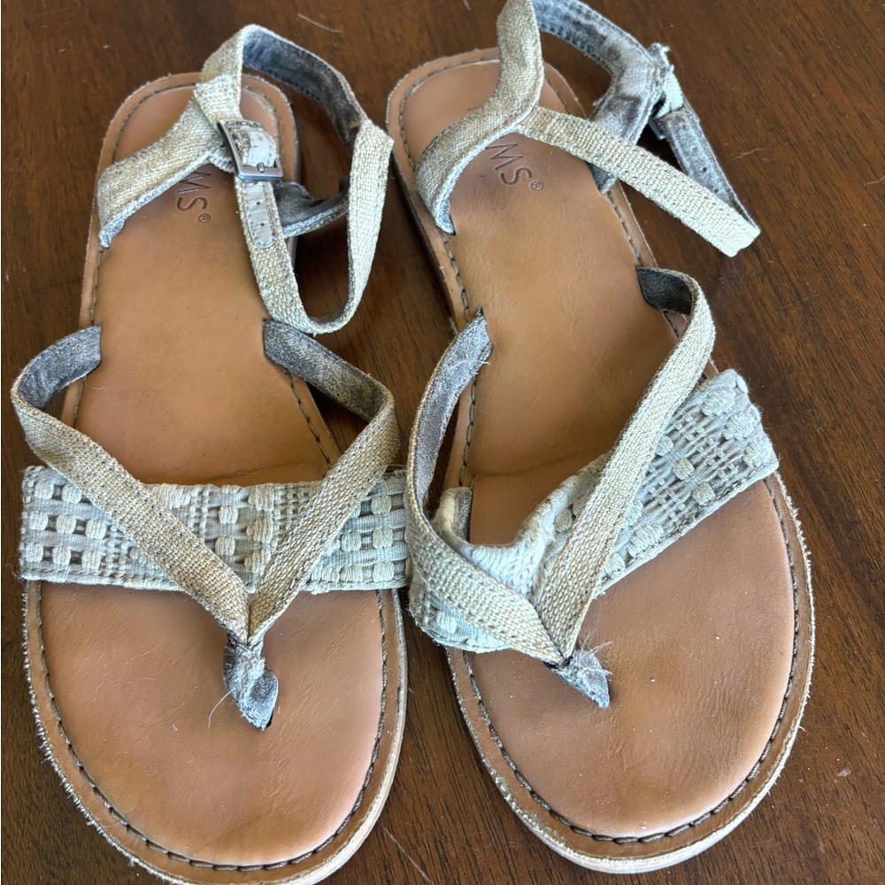 Tom's Lexie Sandal in size 6 tan